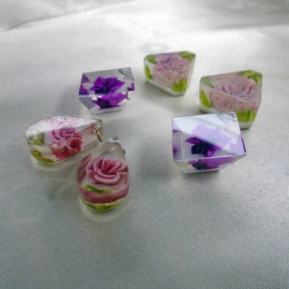 Vintage Reverse Carved Painted Lucite Flower Pieces, 6 Piece Lot, Jewelry Making - Picture 4 of 11